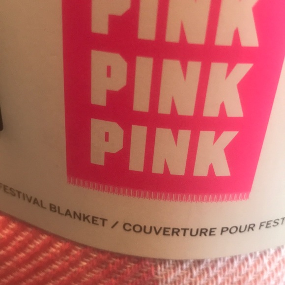 BNWT VS PINK FESTIVAL BLANKET - Picture 2 of 5